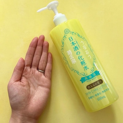 Kikumasamune "Sake High Moisturizing Lemon" Интенсивно увлажняющий лосьон для лица и тела на основе саке, с ароматом лимона, 500 мл. (вид 1) Kikumasamune "Sake High Moisturizing Lemon" Интенсивно увлажняющий лосьон для лица и тела на основе саке, с ароматом лимона, 500 мл. (фото, вид 1)