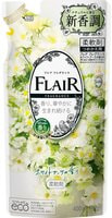 KAO "Flair Fragrance White Bouquet" Кондиционер-смягчитель для белья, с изящным ароматом белых цветов, сменная упаковка, 400 мл.