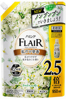 KAO "Flair Fragrance White Bouquet" Кондиционер-смягчитель для белья, с изящным ароматом белых цветов, сменная упаковка, 950 мл.