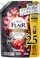 KAO "Flair Fragrance Rich Floral" Кондиционер-смягчитель для белья, с богатым фруктово-ягодным ароматом и цветочными нотками, сменная упаковка, 950 мл.