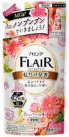 KAO "Flair Fragrance Charming Bouquet" Кондиционер-смягчитель для белья, с нежным ароматом цветочного букета, сменная упаковка, 380 мл.