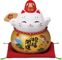 Yakushigama "Манэки-Нэко - Кот Счастья" Успешный нарядный кот, с Дарума на голове, 9 см.