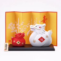 Yakushigama Японский сувенир - Драконы - Символ 2024 года: белый 8,5 см. и красный 5 см.
