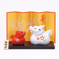 Yakushigama Японский сувенир - Драконы - Символ 2024 года, белый 6,5 см. и красный 4,5 см.